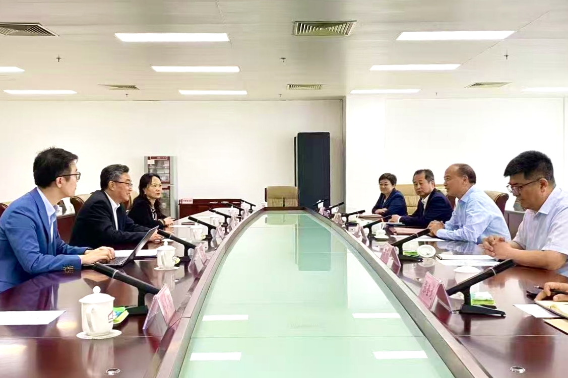 Shi Zhongjun Meets with the Leadership of Henan Province